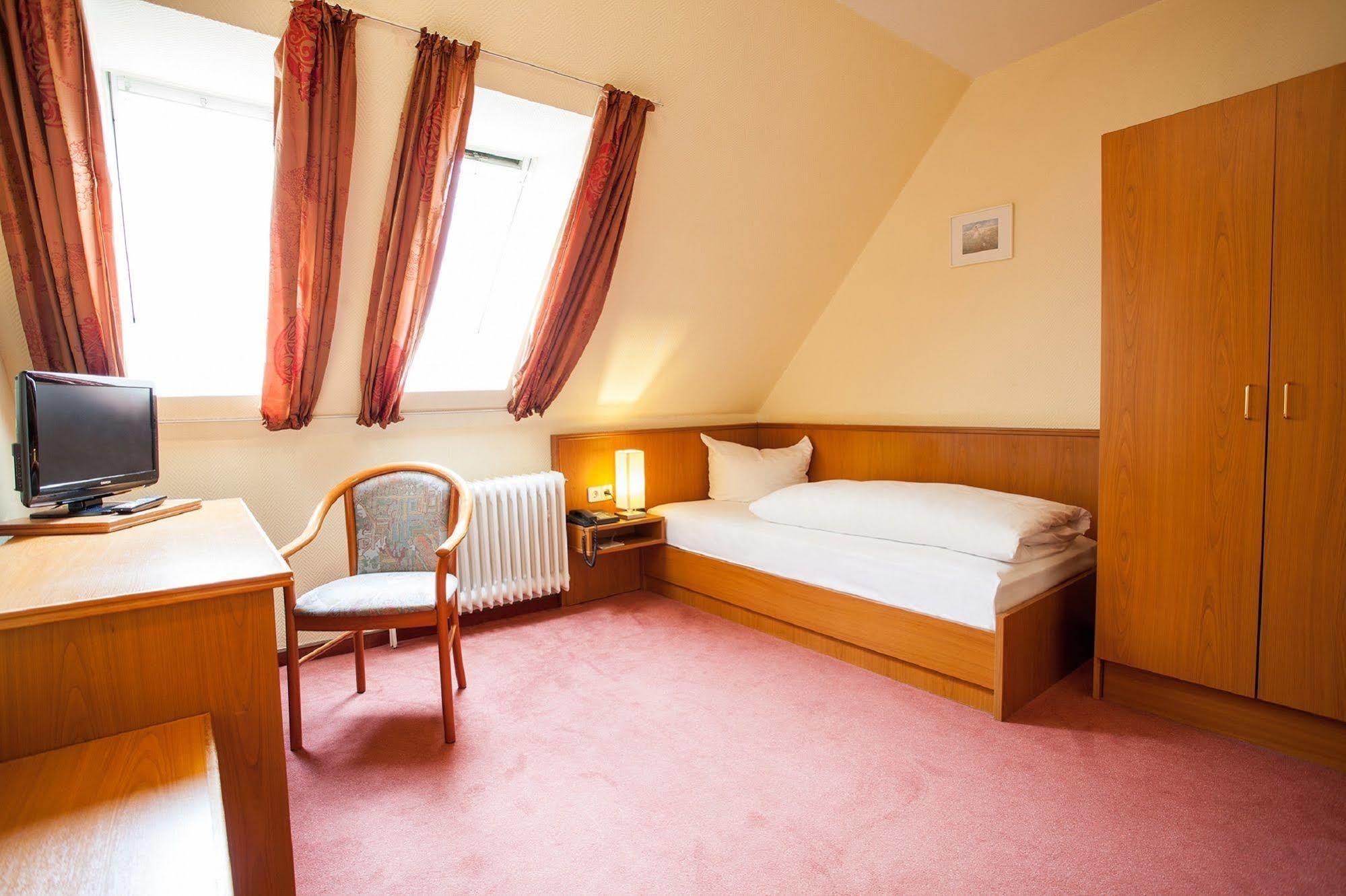 Hotel Alter Wolf Волфсбург Екстериор снимка