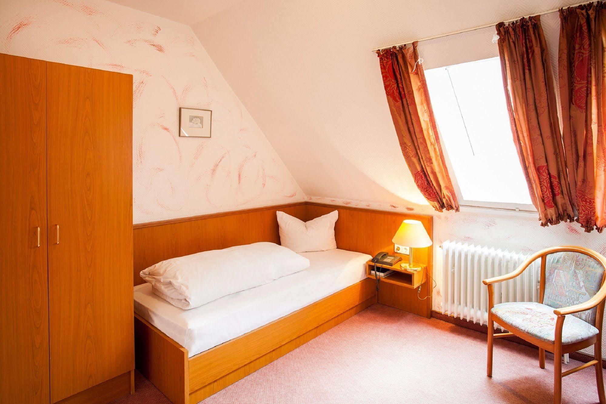 Hotel Alter Wolf Волфсбург Екстериор снимка